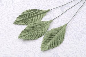 These green leaves will help you create beautiful corsages for weddings or prom. Add rose buds and a sprig of pearls for an elegant corsage.Green2.5" (6.35 cm)12 leaves per package