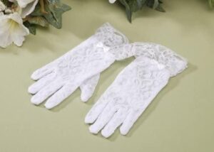 These delicate lace children gloves add a special look to your wedding ceremony. Flower girls will love wearing them. WhiteLace with satin bow