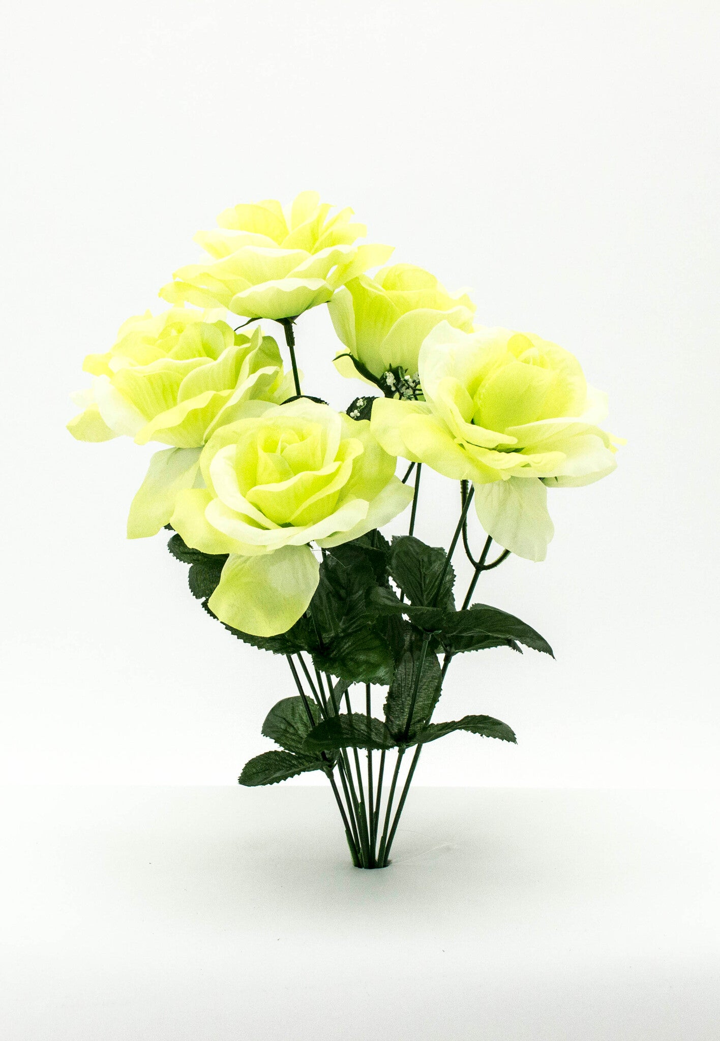 Decorate your home with this rose bush. Place it in a vase to display on your coffee table or fireplace mantel for a lovely touch.RoseLime Green17" (43.18 cm)9 stems per bush